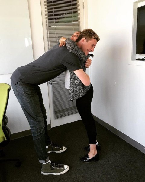 Высокий мужчина и низкая девушка