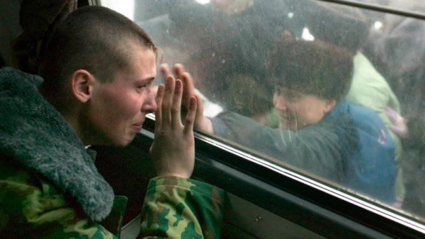 Солдат плачет в поезде