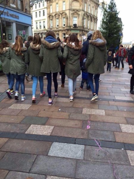 Девушки одеваются одинаково