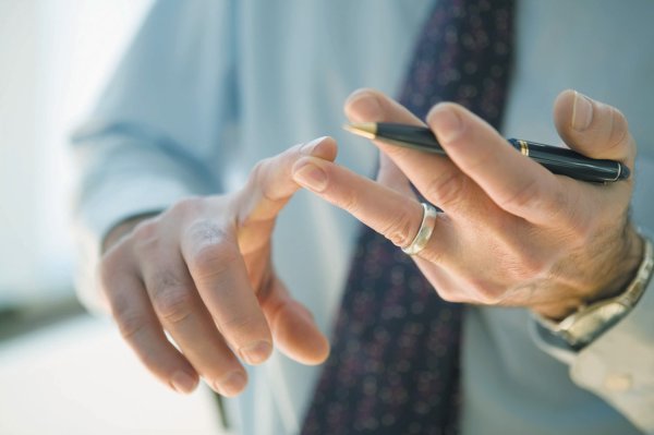 Человек считает на пальцах