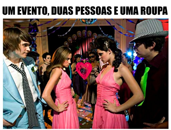 Пришли в одинаковых платьях