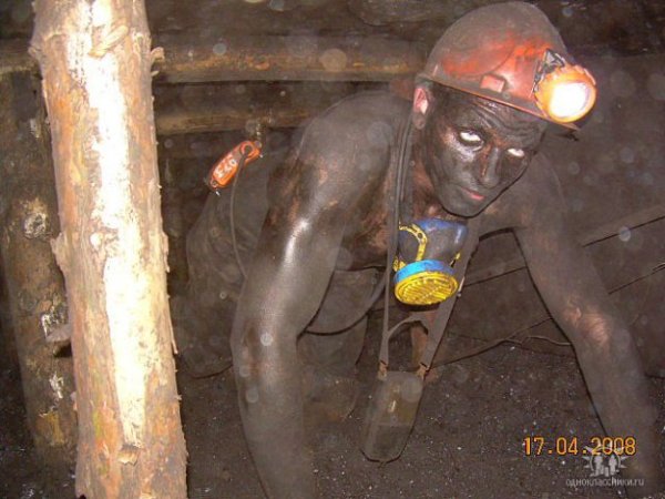 Шахтеры в угольной шахте