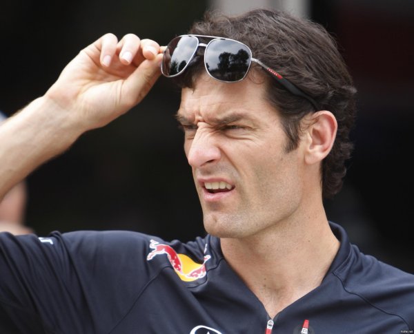 Человек прищуривает глаза