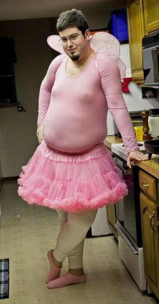 Смешной мужчина в платье
