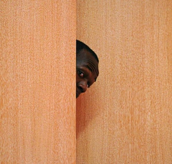 Подглядывает из за стены