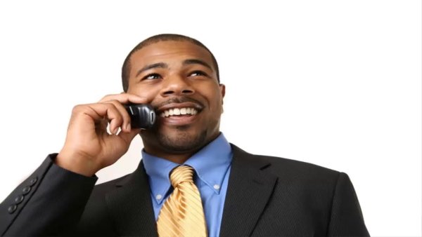 Афроамериканец с телефоном