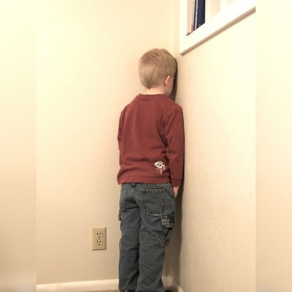 Rebenok stoit v uglu