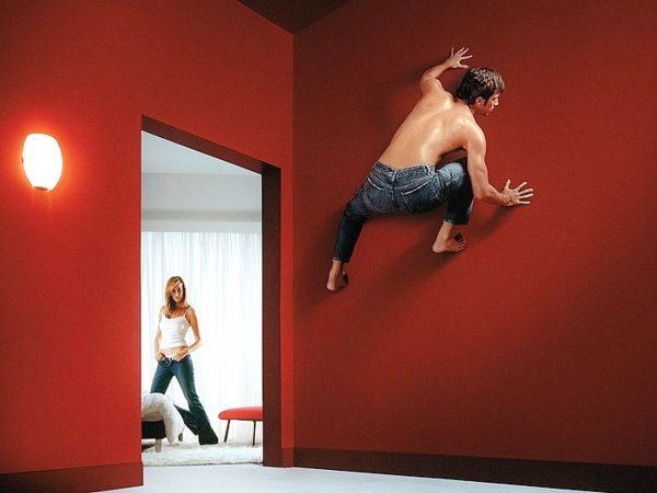 Человек карабкается по стене