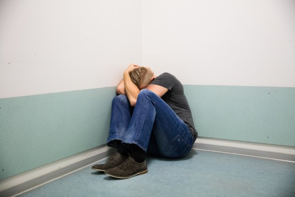 Забился в угол