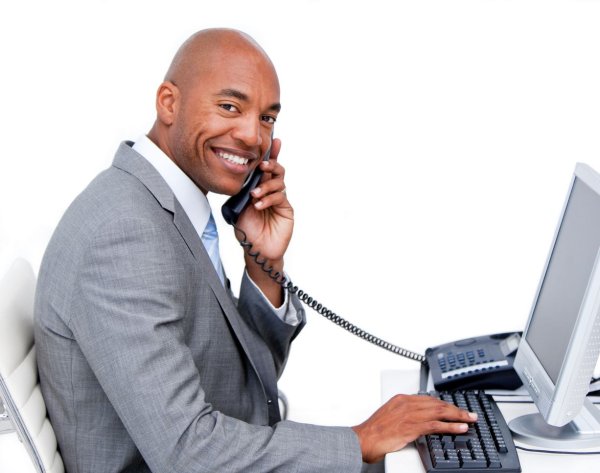 Афроамериканец говорит по телефону