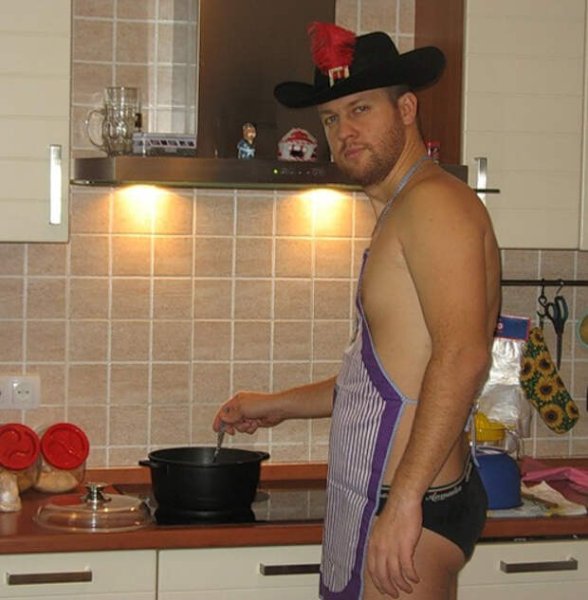 Парень в фартуке на кухне