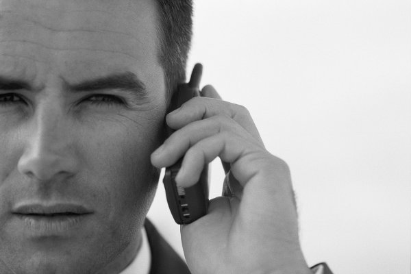 Мужик говорит по телефону