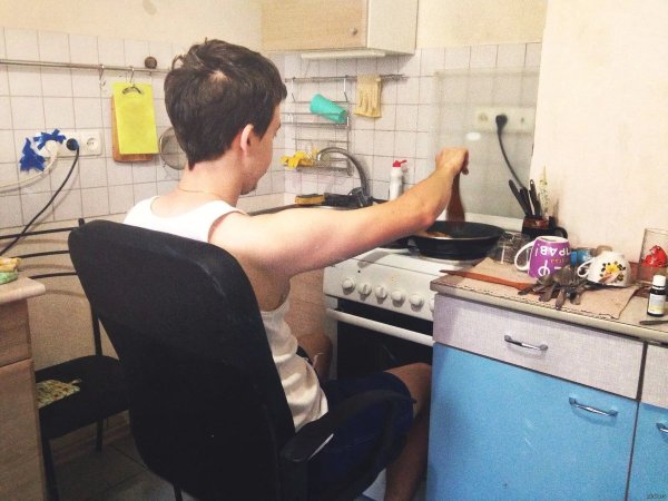 Мужчина на кухне