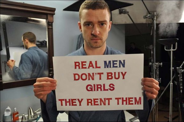 Парень с табличкой