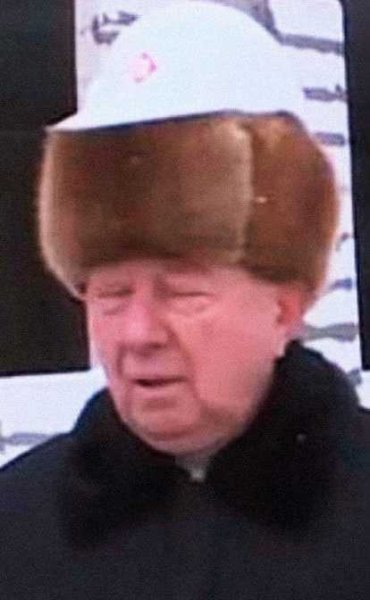 Чиновкмк в каске и шапке