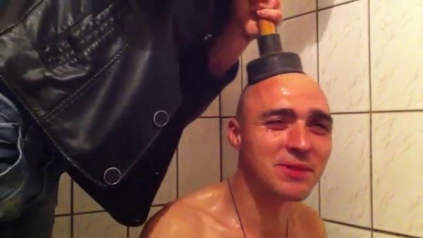 Человек с вантузом на голове