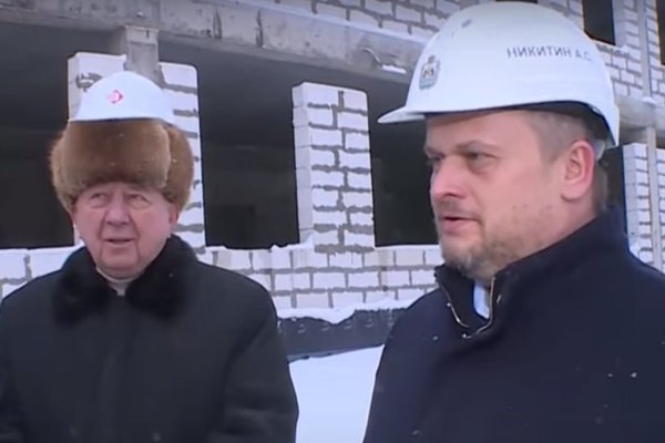 Никитин губернатор Новгородской области каска на шапке