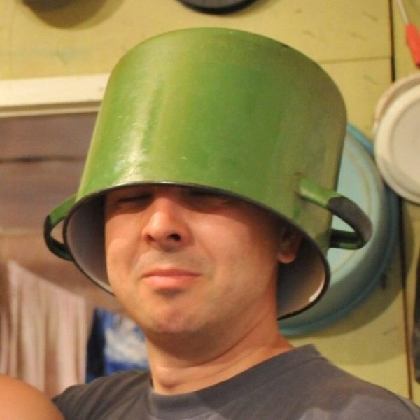 Каска на голове