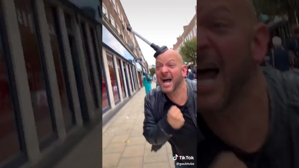 Лысый мужик с вантузом на голове