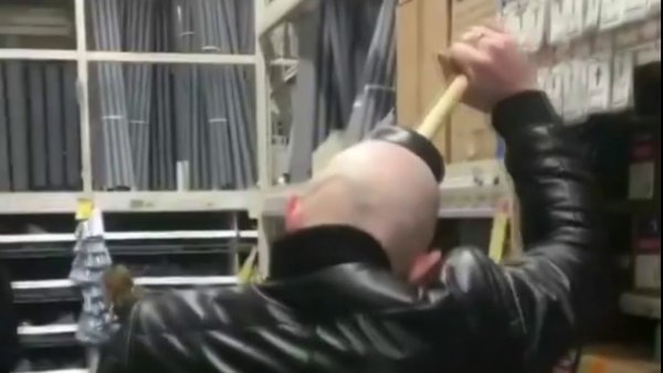 Мужик с вантузом на голове