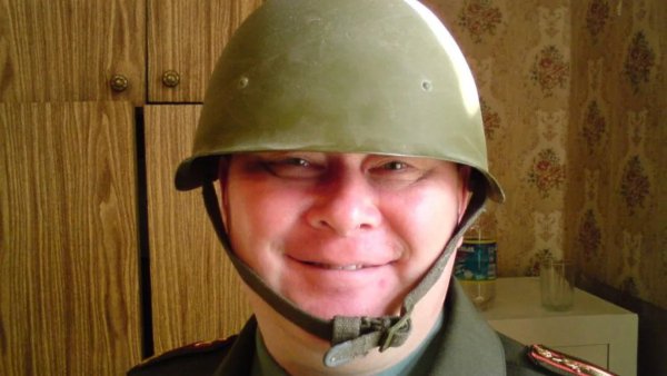 Военная каска на солдате