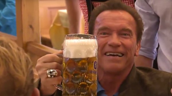 Арнольд Шварценеггер с пивом