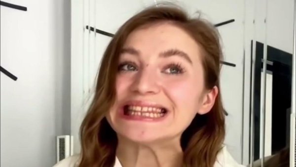 Девушка которая заикается в тик токе