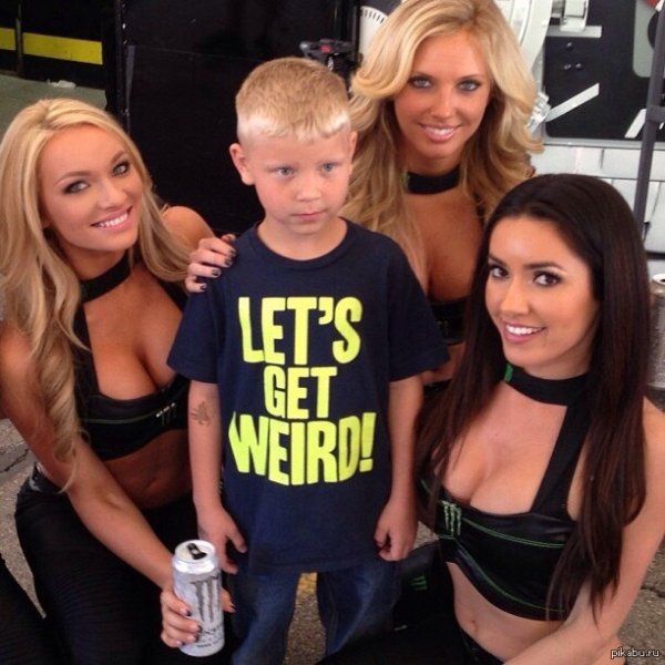 Маленький мальчик в окружении девушек