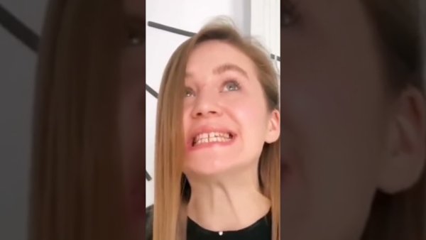 Девушка заикается