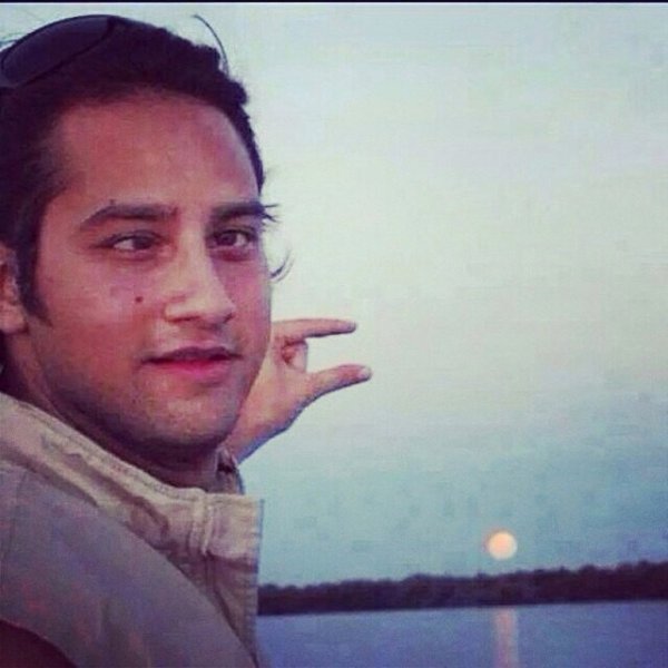 Мужик держит солнце