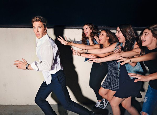 Парень в окружении девушек