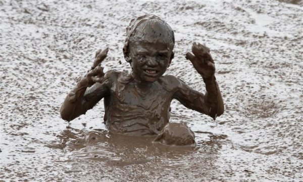 Ребёнок в гряззи