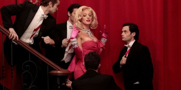 Женщина в окружении мужчин