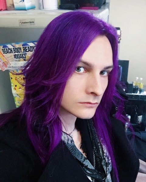 Мужик с фиолетовыми волосами