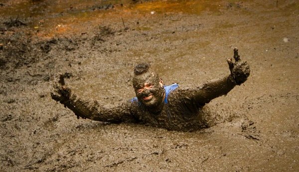 Человек в грязи