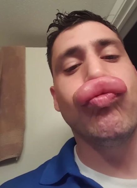 Накаченеый губы у мужика