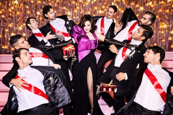 Левушка в окоцжении мужчик