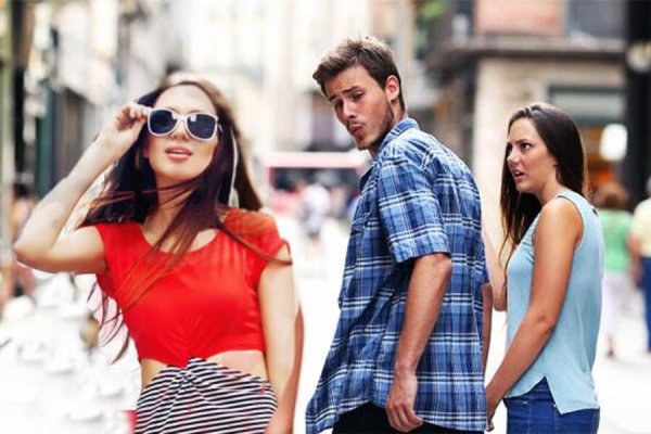 Парень оборачивается