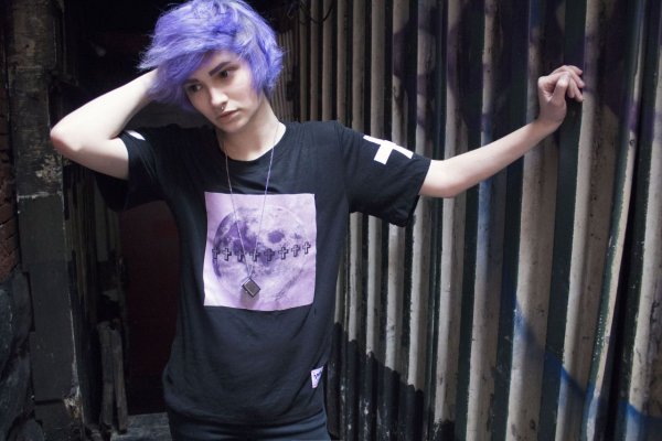 Мальчик с фиолетовыми волосами