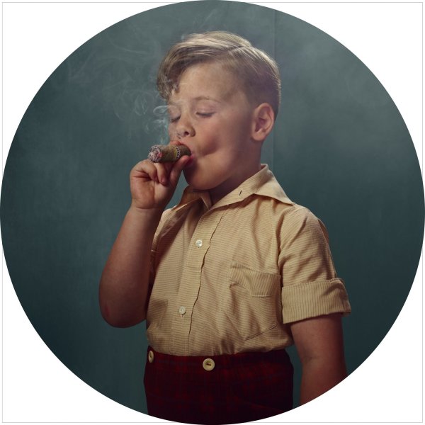 Ребенок с сигаретой