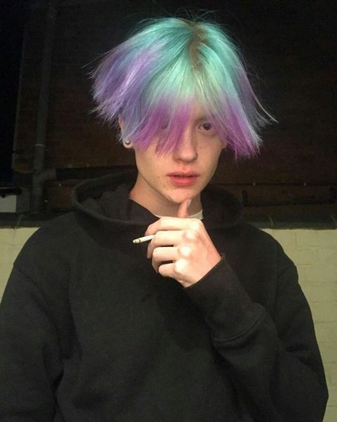 Мальчик с фиолетовыми волосами