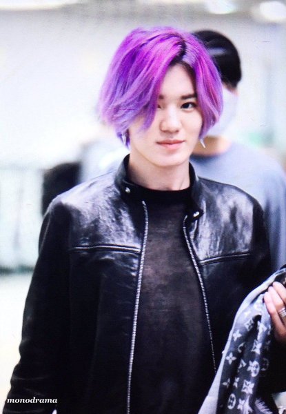 Парень с фиолетовыми волосами