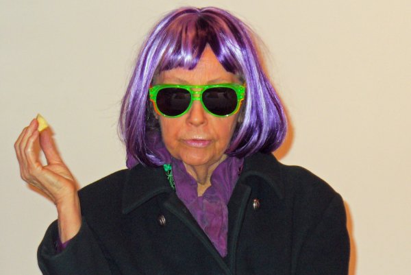 Старушка с фиолетовыми волосами