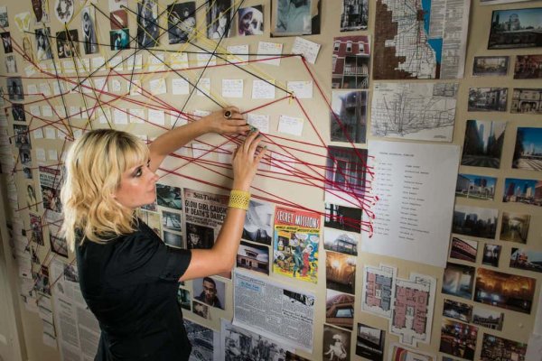 Детективная доска с красными нитками