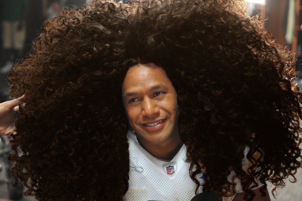 Негр с кудрявыми волосами