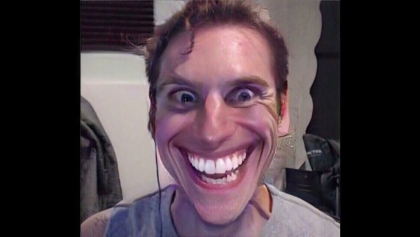 Человек с большой улыбкой