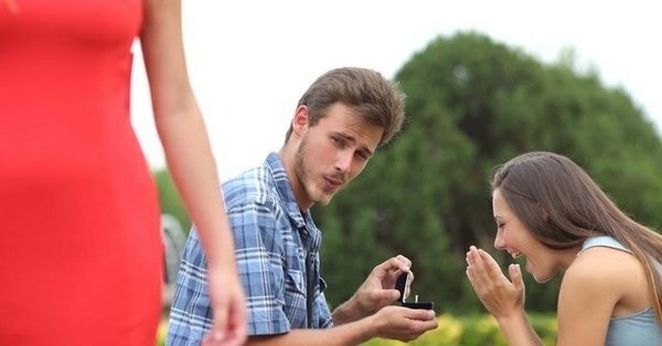 Загляделся на девушку