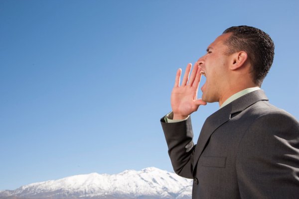 Человек кричит в горах