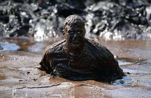 Человек полностью в грязи