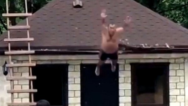 Мужчина лезет на крышу